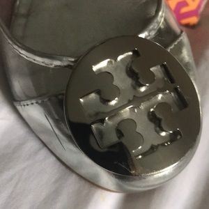 TORY BURCH SILVER/CLEAR FLATS 7 1/2